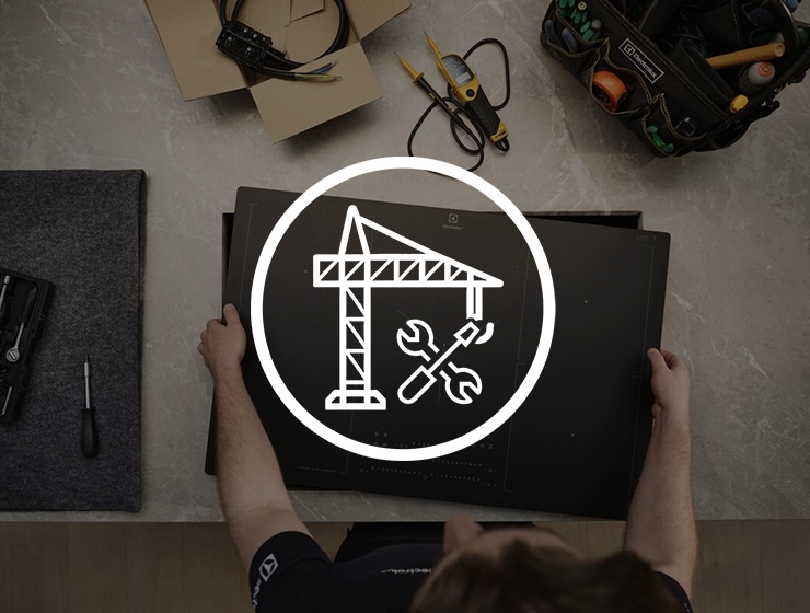 Ikon med byggkran och verktyg på en bild på häll som installeras