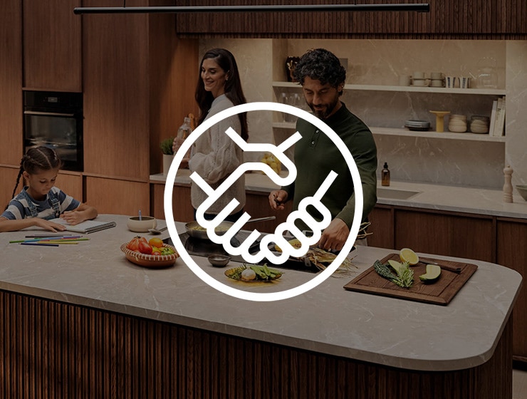 Ikon på två händer som skakar hand ovanpå en bild med två personer som står i köket