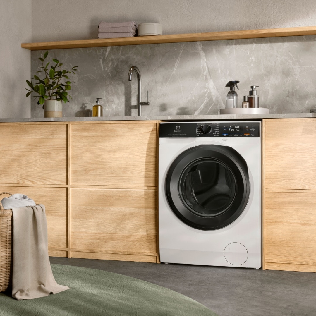 Electrolux kombinerade tvättmaskin och torktumlare under bänk.