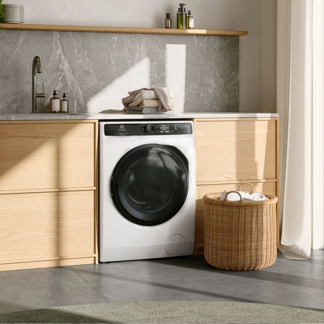 Tvättmaskin placerad i en tvättstuga.