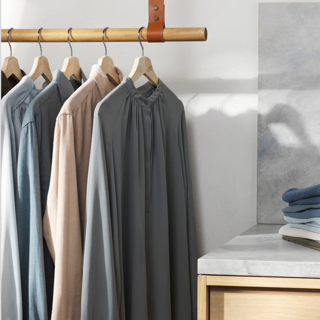 Skjortor på ett klädställ.