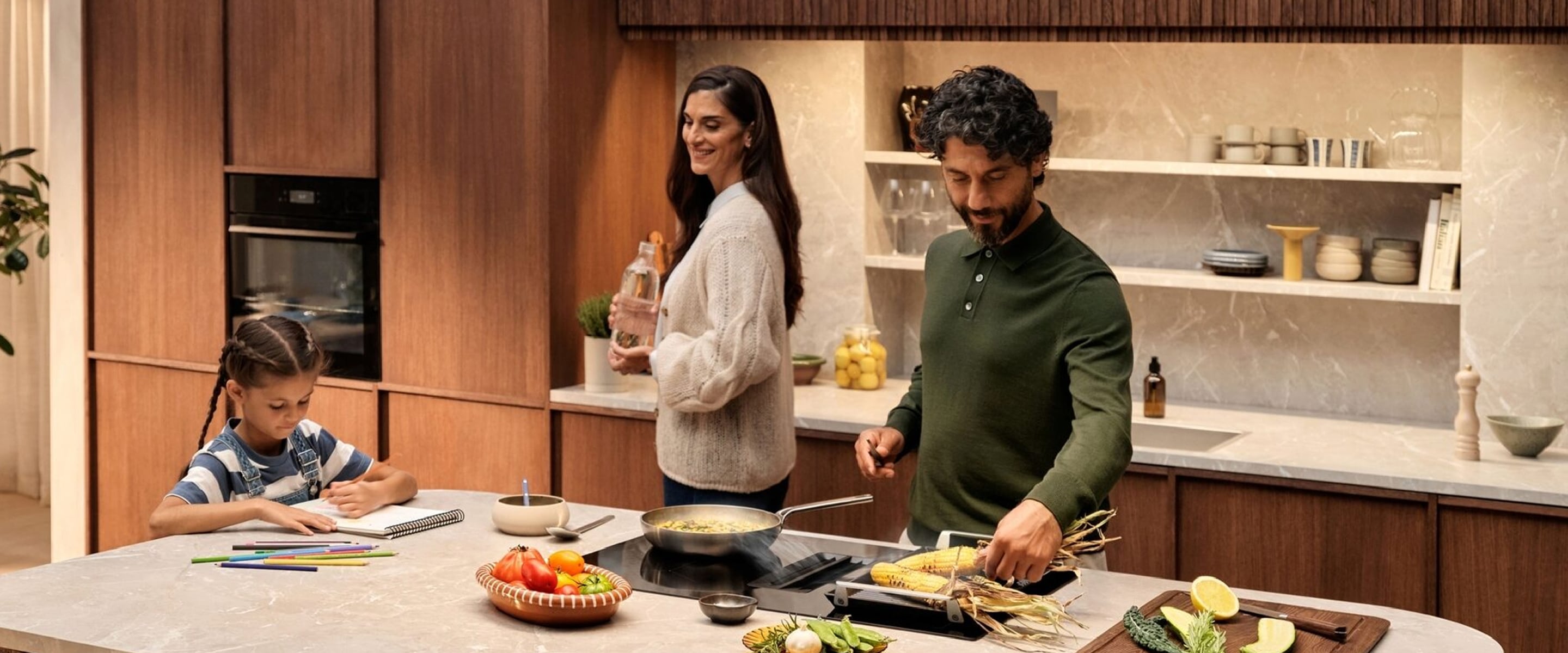 Man, kvinna och liten flicka i köket.