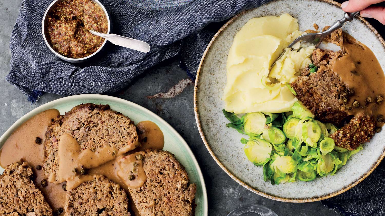 Saftig köttfärslimpa med gräddsås och potatismos